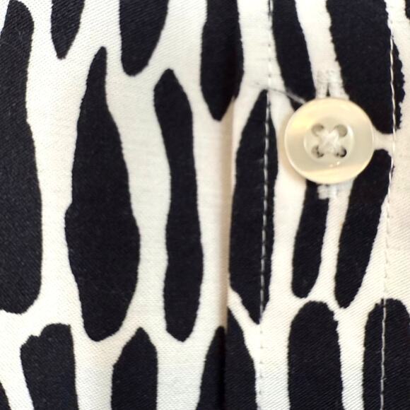 Chicos Signature Classic No Iron Blouse Button Front Cuffed Sleeve Black White - Picture 8 of 16